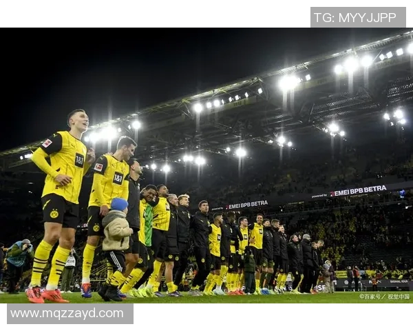 穿越成足球明星的我在绿茵场上书写传奇人生的故事