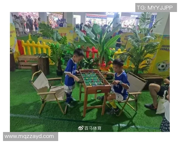 足球明星与抓娃娃机的趣味瞬间精彩图片合集