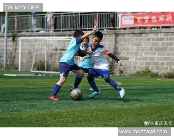 足球明星温暖瞬间陪伴小孩共同度过难关的感人故事