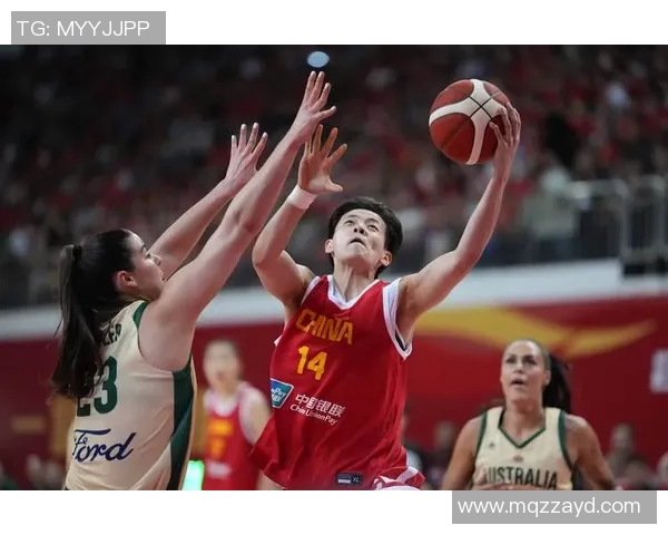 长头发的中国篮球明星女性展现风采与魅力的精彩瞬间